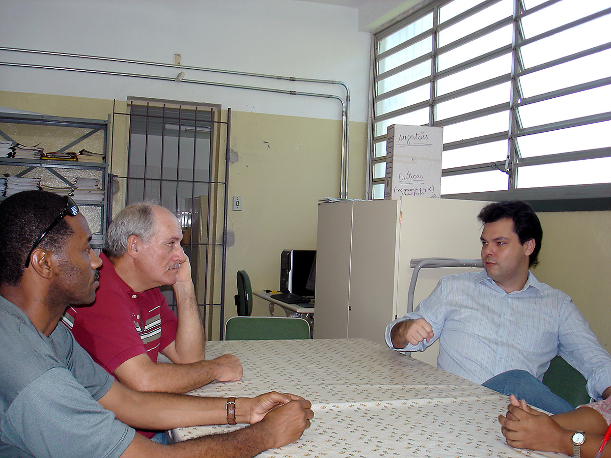 Bruno Covas e lideranas comunitrias <a style='float:right;color:#ccc' href='https://www3.al.sp.gov.br/repositorio/noticia/06-2008/BRUNO COVAS ESCOLA SANTOS.jpg' target=_blank><i class='bi bi-zoom-in'></i> Clique para ver a imagem </a>